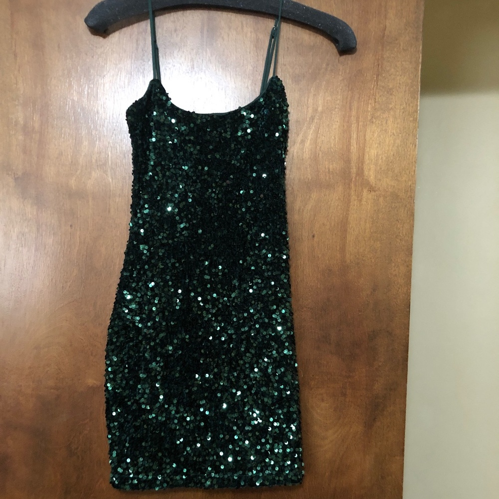 Homecoming 2022. Short fitted emerald green dress. Stretchy fabric